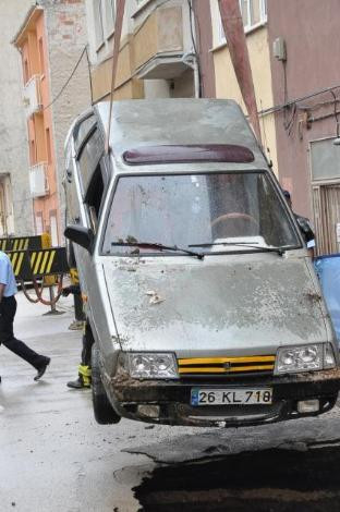 Yer yarıldı içine girdi! - Resim: 2