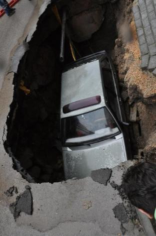 Yer yarıldı içine girdi! - Resim: 3