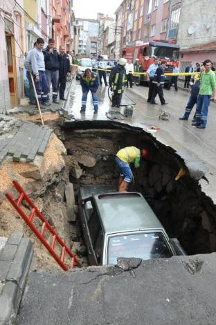 Yer yarıldı içine girdi! - Resim: 4