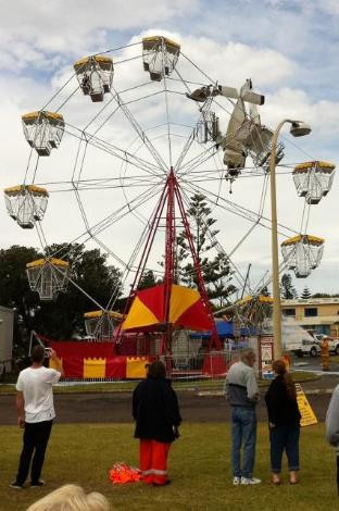 Uçak dönme dolapta asılı kaldı - Resim: 2