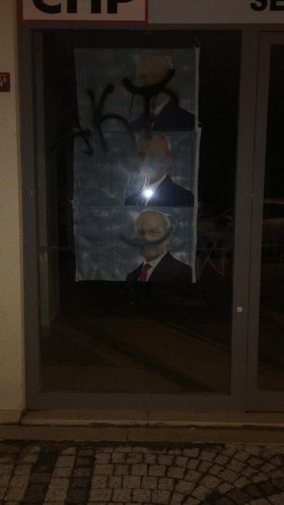 İstanbul'da CHP binasına silahlı saldırı! Camlara 'RTE' yazıldı - Resim: 0