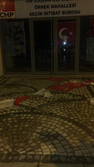 İstanbul'da CHP binasına silahlı saldırı! Camlara 'RTE' yazıldı - Resim: 1