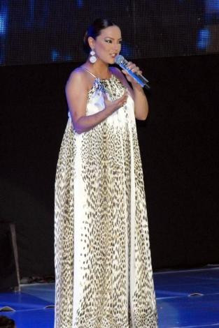 Hamile sanatçı sahneye böyle çıktı - Resim: 4