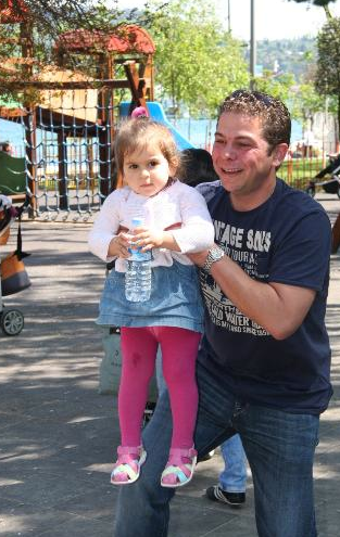 Ünlü oyuncu kızıyla görüntülendi - Resim: 1