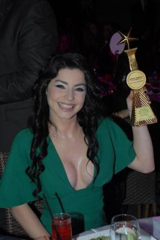 Kendinden çok dekoltesi dikkat çekti! - Resim: 2