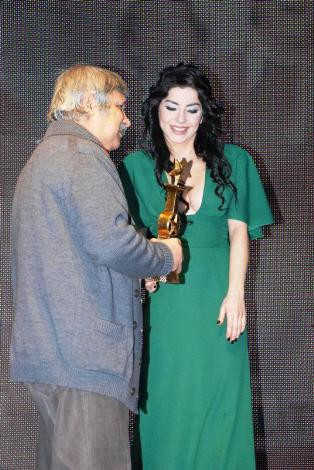 Kendinden çok dekoltesi dikkat çekti! - Resim: 3