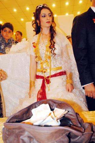 Bakan'ın başından aşağı dolar saçtılar! - Resim: 2