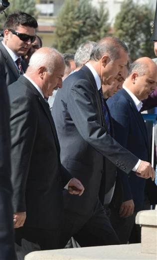 Kösoğlu ve Aras'ın cenaze töreninde gerginlik - Resim: 1