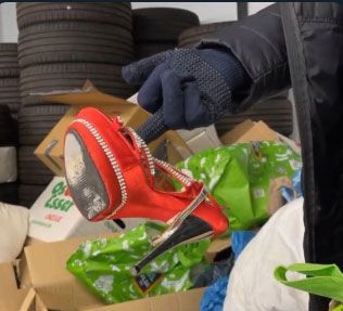 Deprem bölgesine gönderilecek yardım kolilerinden çıktı! Utandıran fotoğraflar hiç mi vicdanınız yok! - Resim: 2