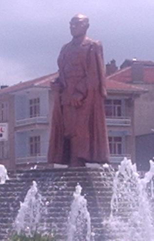 Mezardan çıkan Atatürk heykeli - Resim: 2