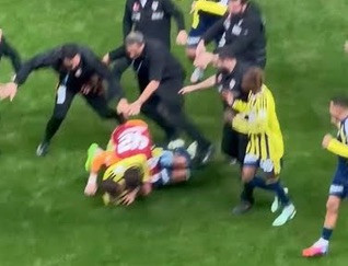 Galatasaray-Fenerbahçe derbisi biter bitmez kavga çıktı - Resim: 11