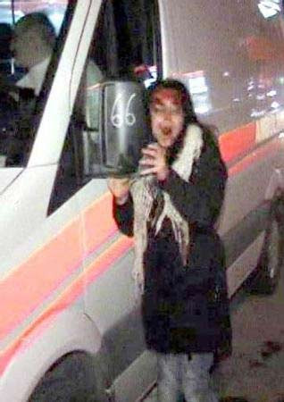 Sevgilisinin başından ayrılmadı - Resim: 3