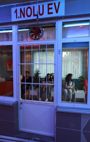 Pembe ışıklı genelev kadınları - Resim: 3