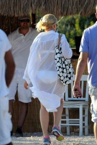 Bebeğiyle ilk kez görüntülendi - Resim: 3