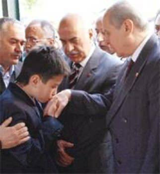 Devlet Bahçeli vefat eden MHP'li vekilin oğluna avukatlık cübbesini giydirdi - Resim: 0