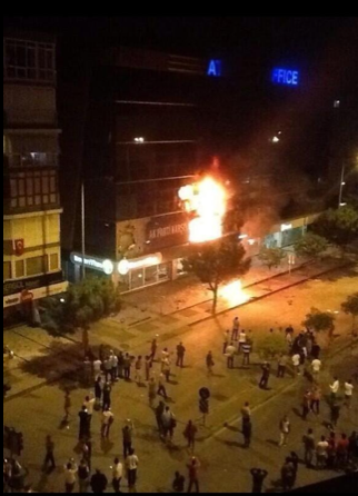 İzmir AKP binası böyle yakıldı - Resim: 1