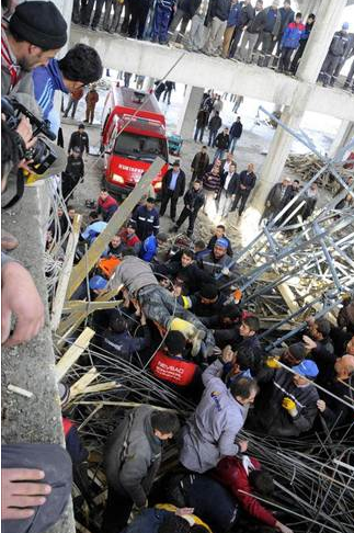 Cami enkazında can pazarı - Resim: 1