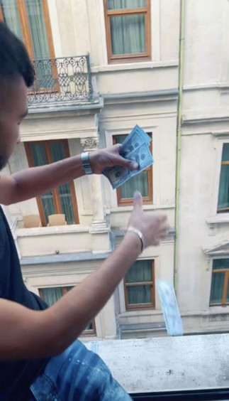 Otel odası penceresinden yola dolar saçıp paylaştı kim olduğu ortaya çıktı - Resim: 0