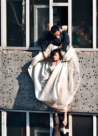 Dünyayı ayağa kaldırdı önce bileklerini kesti sonra da... - Resim: 2