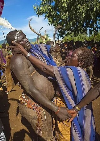 Dünyanın en ilkel kabilesi evleri bile dışkıdan! - Resim: 2