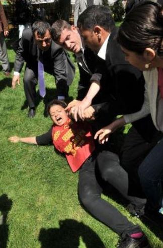 Öğrenciler yerlerde sürüklendi - Resim: 4