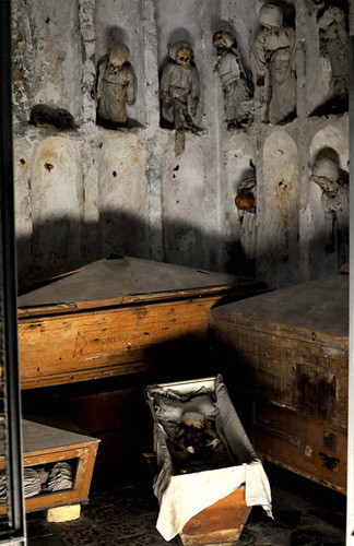 Ölüler evi binlerce yıllık cesetlerle dolu gören herkes ürperiyor - Resim: 4