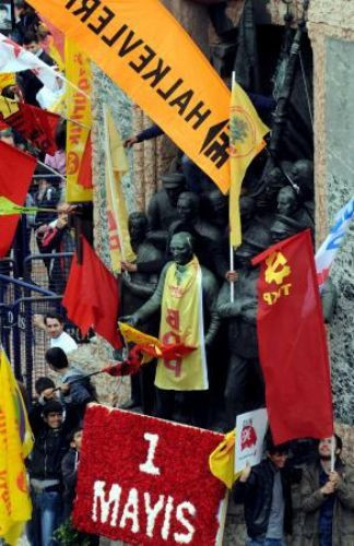 Atatürk Anıtı'na büyük saygısızlık! - Resim: 2