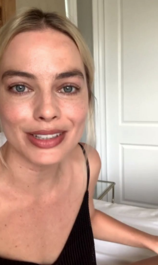 Ünlü oyuncu Margot Robbie takipçilerinden ağlayarak yardım istedi! - Resim: 2