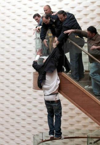 Katil zanlısı böyle intihar etmek istedi! - Resim: 1