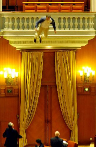 Meclis'in orta yerine atladı - Resim: 2