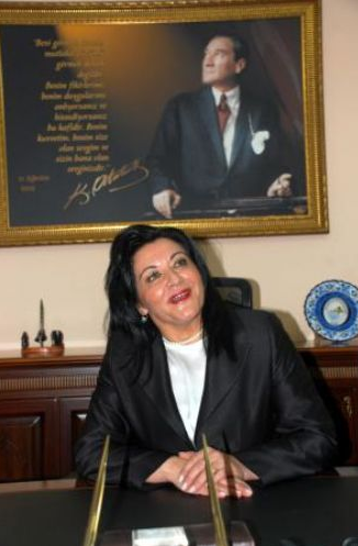 Türkiye'nin ikinci kadın valisi göreve başladı - Resim: 3