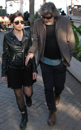 44 yaş küçük sevgilisiyle evleniyor - Resim: 3