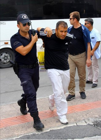 Polis darbe şüphelilerinin başlarını eğmesine izin vermedi - Resim: 3