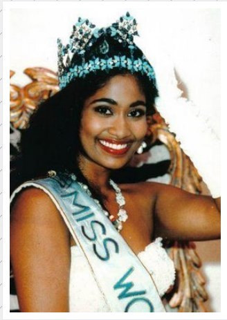 Jamaikalı bakanın bikinili pozunu olay oldu - Resim: 4