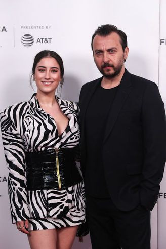 Hazal Kaya çılgına döndü! Eşi Ali Atay'la ilgili yoruma çok sinirlendi - Resim: 4