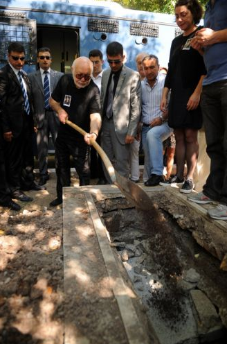 Eşinin cenazesine ring aracıyla getirildi - Resim: 2