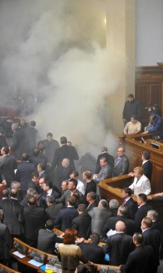 Parlemento'da yumruklar havada uçtu - Resim: 3