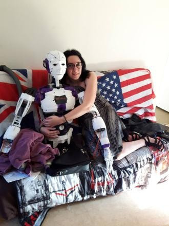 Şaka değil gerçek robota aşık oldu! - Resim: 2