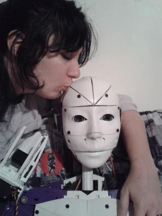 Şaka değil gerçek robota aşık oldu! - Resim: 3