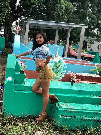 Bu fotoğrafları mezarlıkta çektiler skandal ki ne skandal - Resim: 4