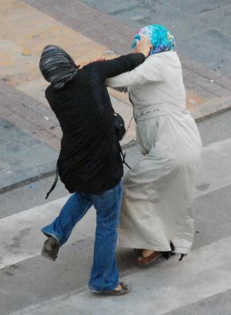 Saç saça baş başa kavga ettiler - Resim: 4