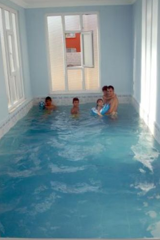 Evinin bir odasını havuz yaptı! - Resim: 2