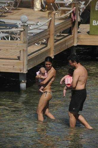 Ünlü çift ikizleriyle tatilde - Resim: 4