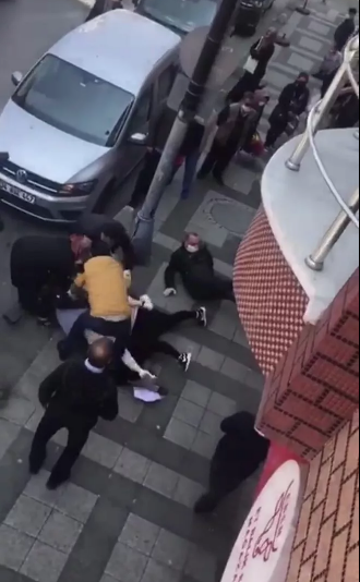 Olayın adresi Ümraniye! Kadınlar ekmek sırasında birbirine girdi - Resim: 2