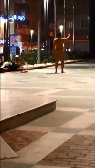 Nazilli'de alkollü olduğu iddia edilen kişi belediyeye giremeyince soyundu - Resim: 0