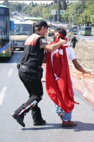 Şehit anmasına yürüyüş gerginliği - Resim: 4