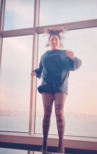 Esra Dermancıoğlu külotlu çorabıyla dans etti videosu sosyal medyanın diline düştü - Resim: 2