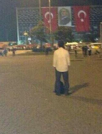 Saatlerdir Taksim'e öylece duruyor - Resim: 2