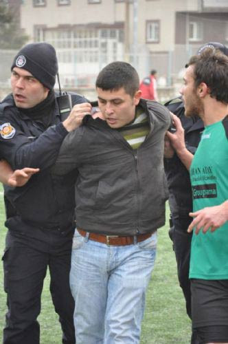 Amatör maçta kanlı kavga - Resim: 4