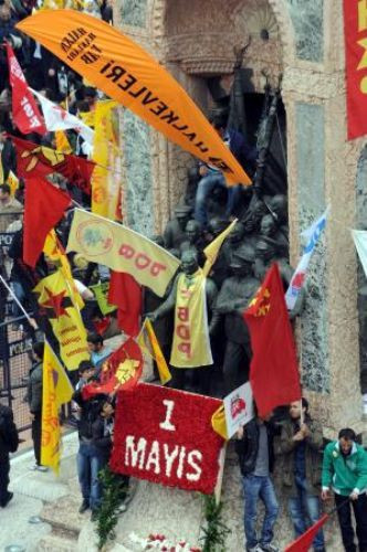 Atatürk Anıtı'na büyük saygısızlık! - Resim: 1